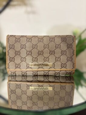 Gucci Beige and Brown GG Canvas Kisslock Wallet with Gold Plaque